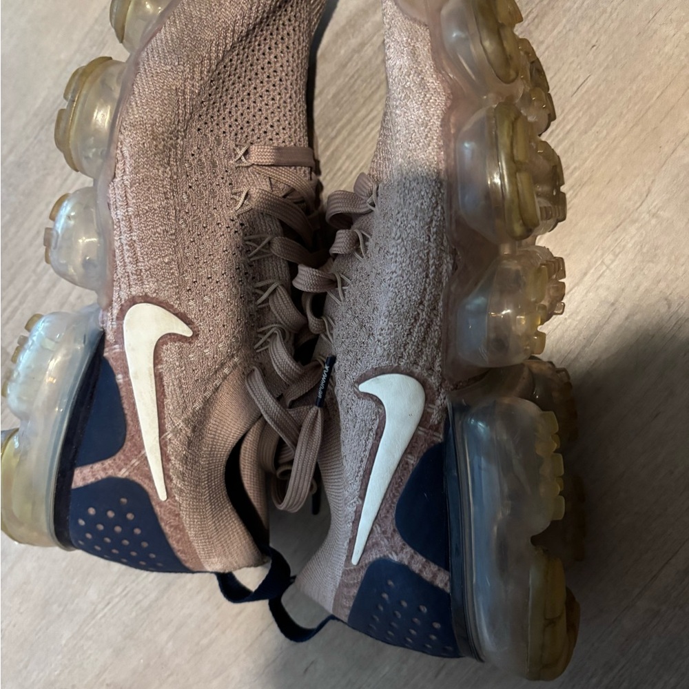 Nike VaporMax Flyknit in Tan and Navy